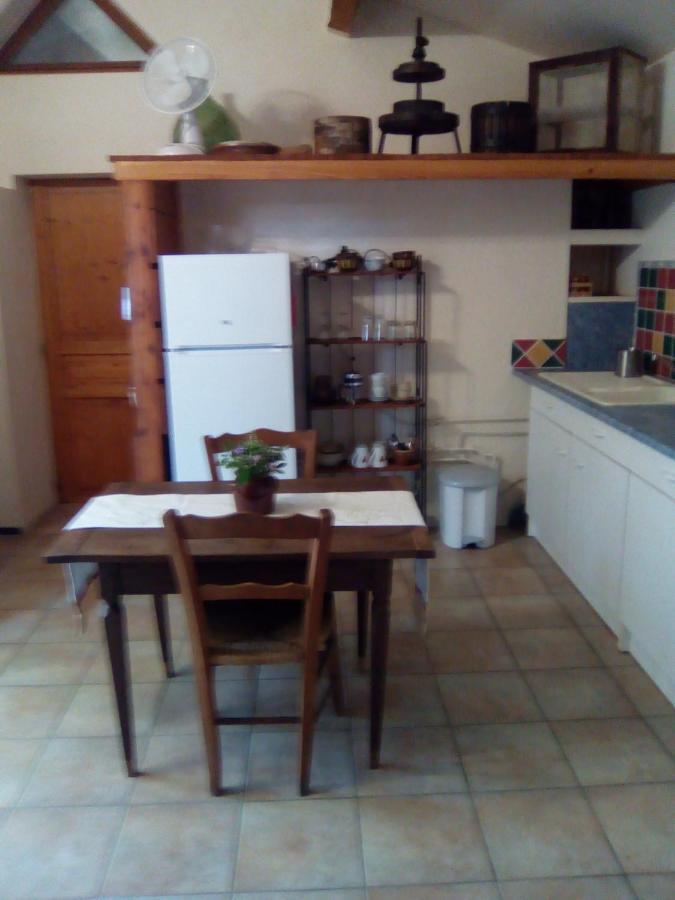 Sous Les Pins Apartment Villeneuve-les-Avignon Bagian luar foto